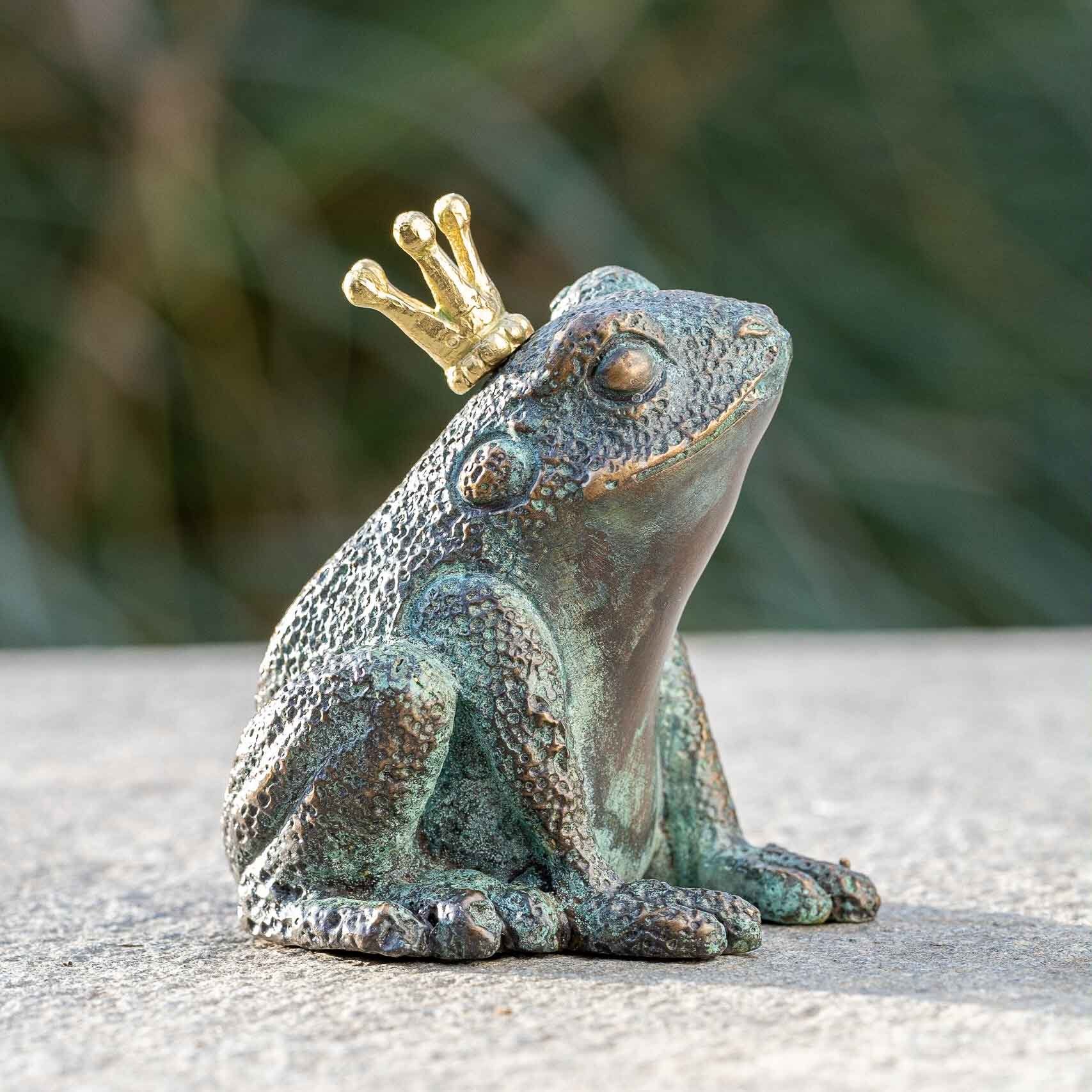 IDYL Gartenfigur IDYL Bronze-Skulptur Frosch wasserspeiend, Bronze – sehr robust – Langlebig – witterungsbeständig gegen Frost, Regen und UV-Strahlung. Die Modelle werden in Wachsausschmelzverfahren in Bronze gegossen und von Hand patiniert.
